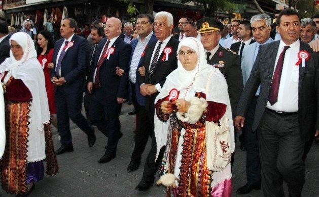 mentese-kultur-ve-sanat-senligi-kortej-yuruyusu